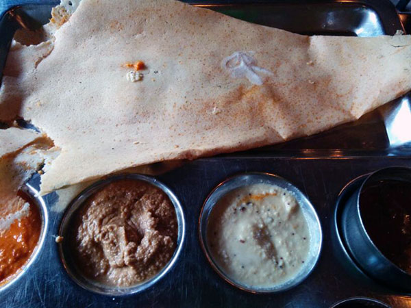 Flat crispy bread with additional sauces